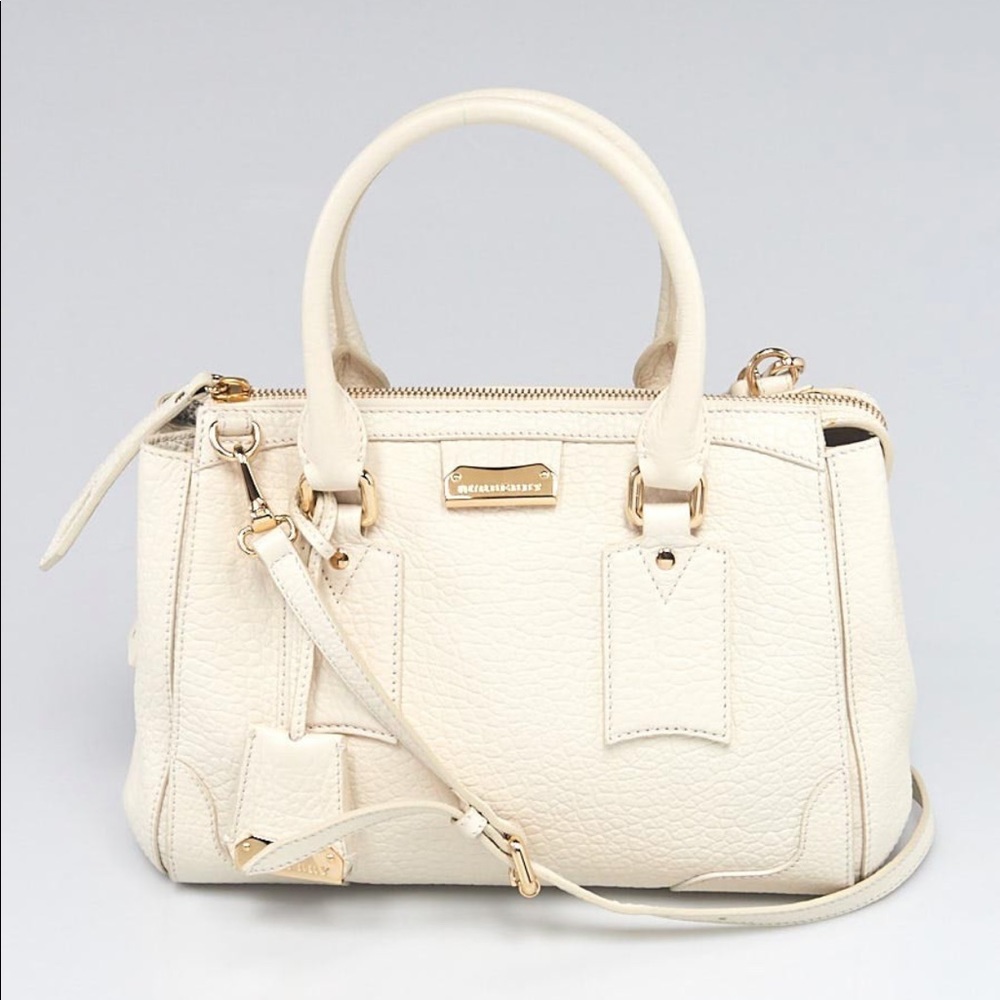 BURBERRY
White Signature Grain Leather Bag